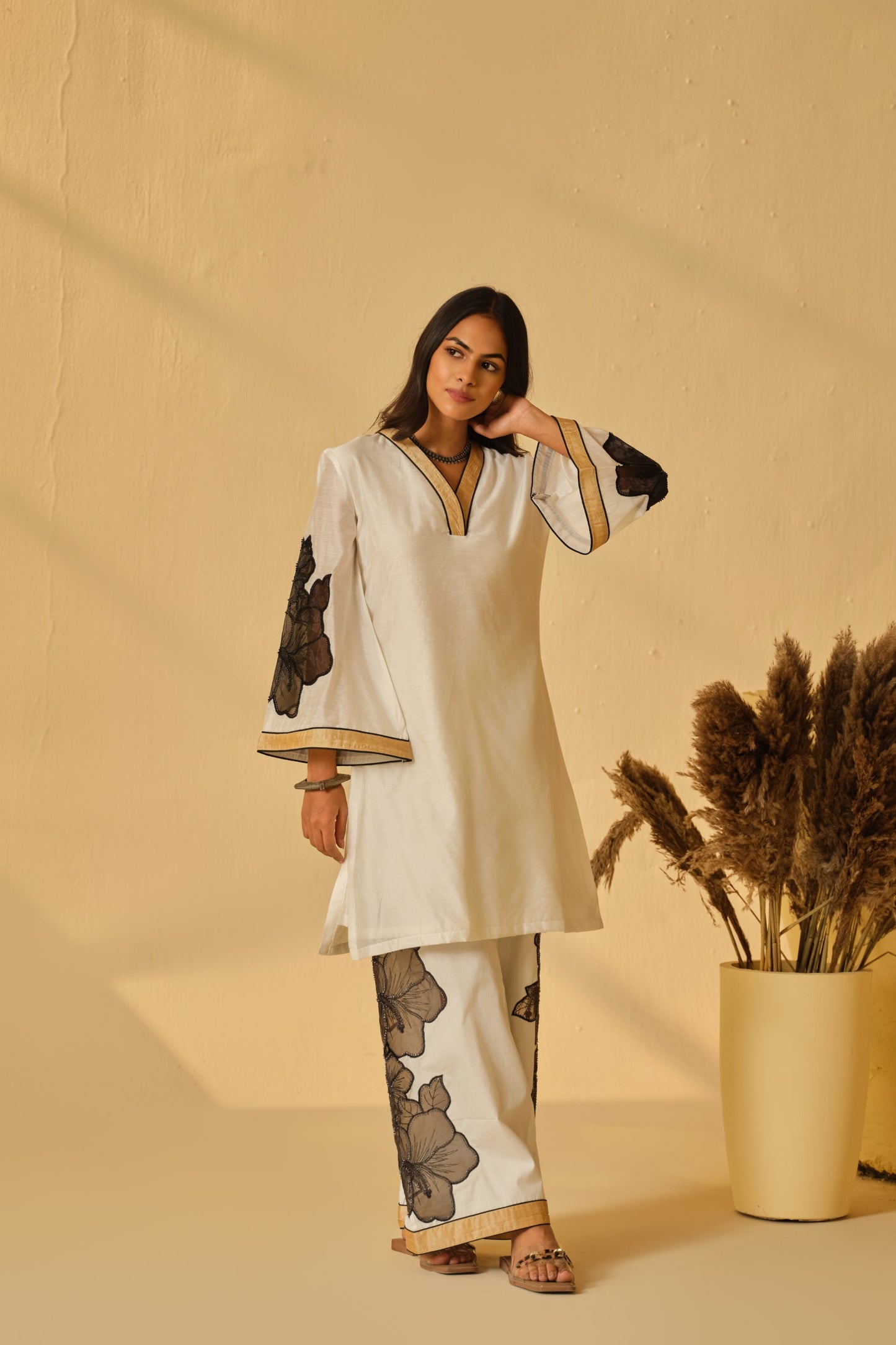 IVORY-BLACK KARDANA FLOWER KURTA SET
