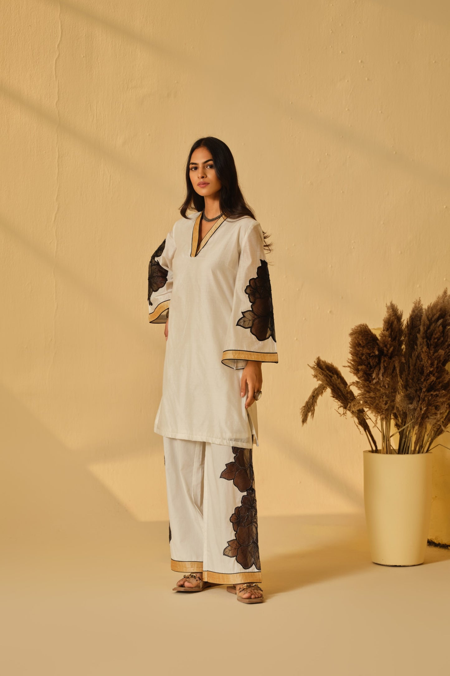 IVORY-BLACK KARDANA FLOWER KURTA SET