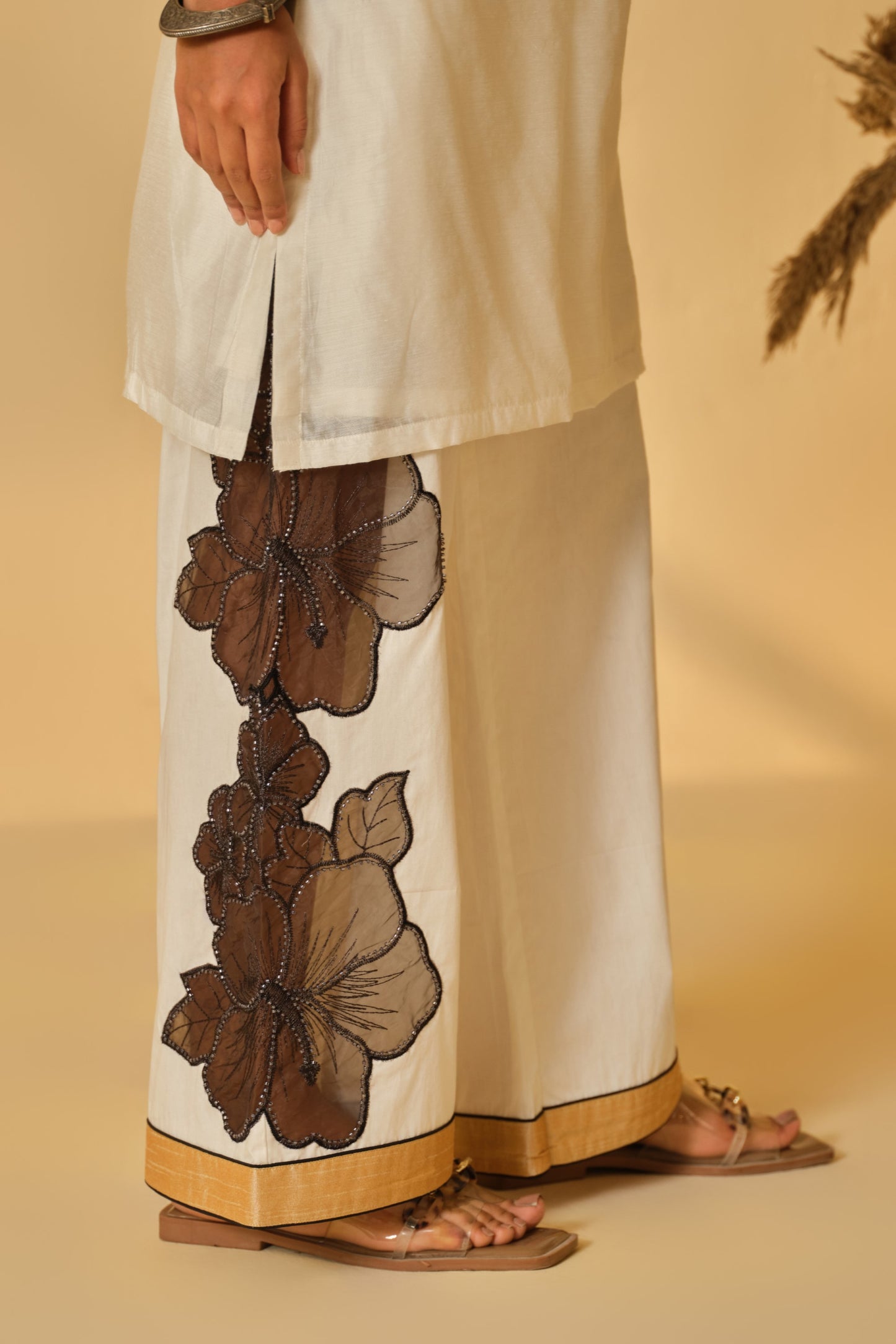IVORY-BLACK KARDANA FLOWER KURTA SET