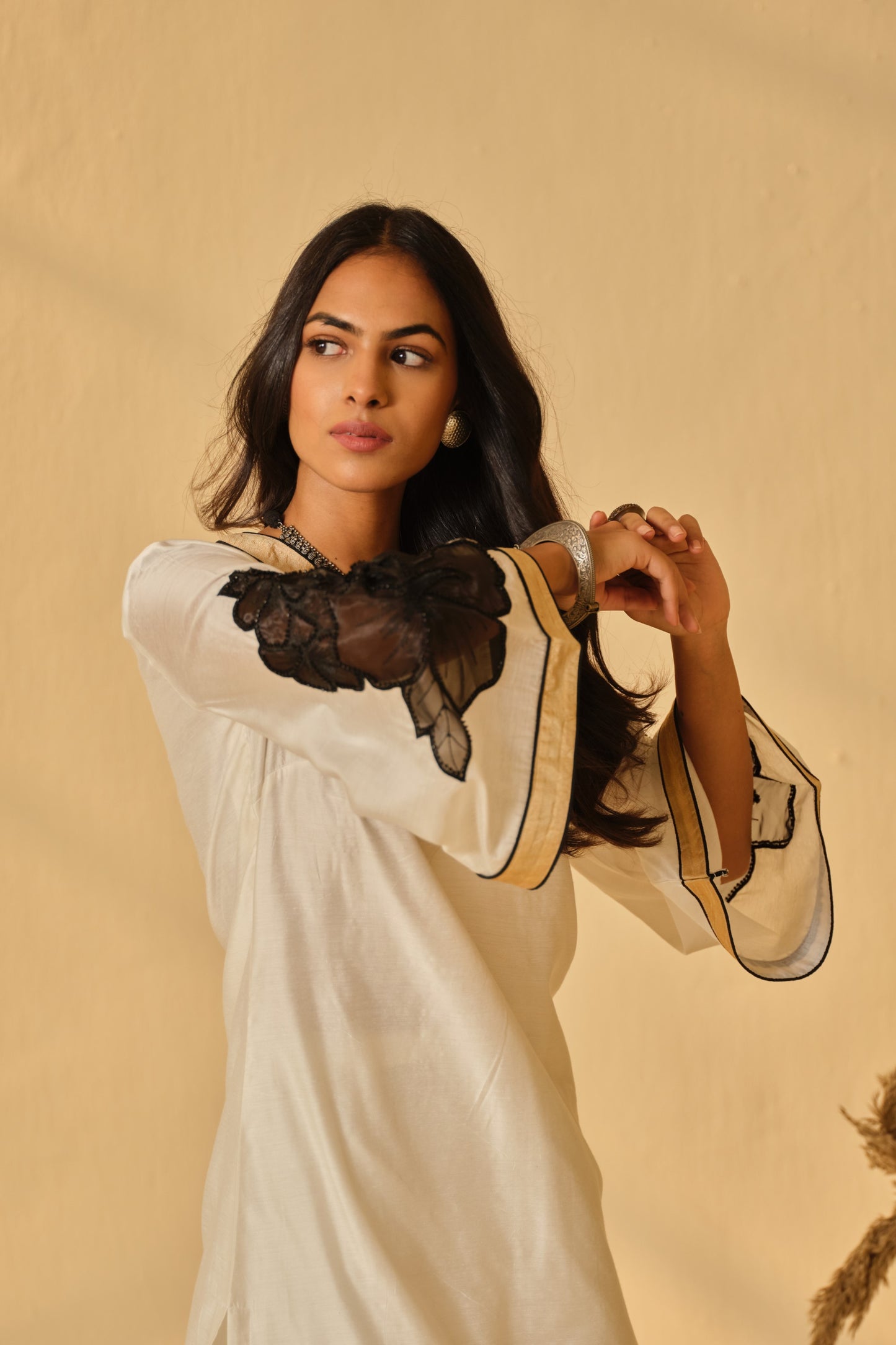 IVORY-BLACK KARDANA FLOWER KURTA SET