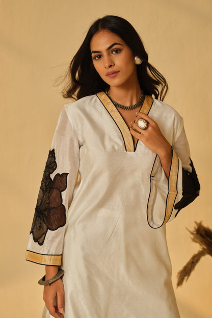 IVORY-BLACK KARDANA FLOWER KURTA SET