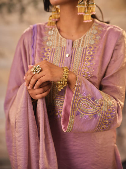 Halka Gulabi Ambi Kurta Set